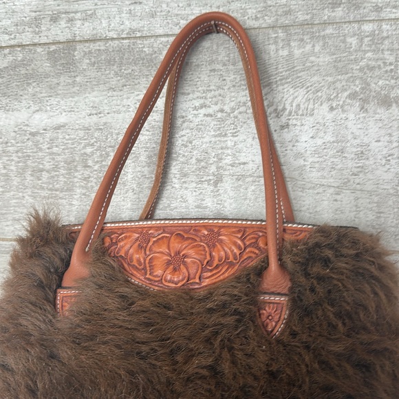 Beautiful handmade purse made out of buffalo hide fur - Picture 2 of 6